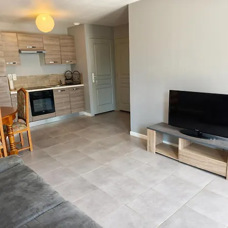 Apartment Cozy With Parking Near Caen Ifs